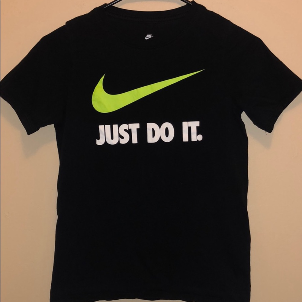 Nike boys Just Do It t-shirt size M